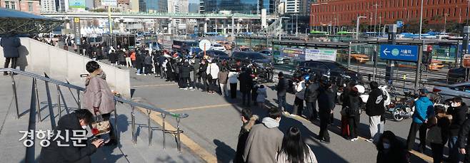 전날 신규확진자  5128명이 발생한 5일 오후 서울역 선별진료소에 시민들이 검사를 받기 위해 줄을 서있다./우철훈 선임기자