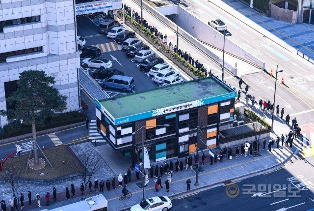 5일 서울 송파구보건소 선별진료소에 코로나19 선별 진료를 받기 위해 방문한 시민들이 길게 줄지어 서 있다.