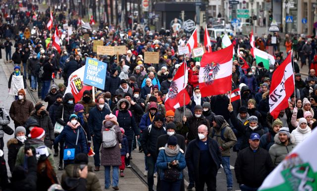 4일(현지시간) 오스트리아 수도 빈에서 약 4만명이 모여 국기와 각종 현수막을 들고 코로나19 규제 조치와 백신 접종 의무화에 반대하는 시위를 벌이고 있다. 로이터연합뉴스