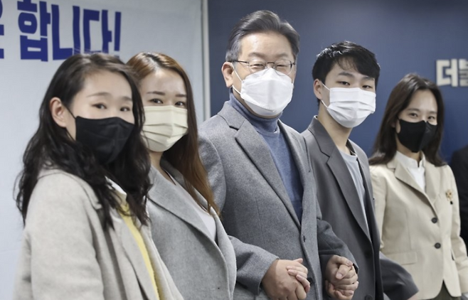 더불어민주당 이재명 대선 후보가 1일 서울 여의도 더불어민주당사에서 열린 이재명 캠프 MZ 세대 청년 과학인재 4명 인재영입발표에서 영입인재들과 포즈를 취하고 있다. 왼쪽부터 송민령 뇌과학자, 최예림 딥러닝 인공지능 연구자, 이 후보, 김윤기 AI 개발자, 김윤이 데이터전문가. / 사진=연합뉴스