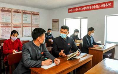 [서울=뉴시스] 평양안경공장에서. 2021.12.05. (사진=노동신문 캡처) *재판매 및 DB 금지