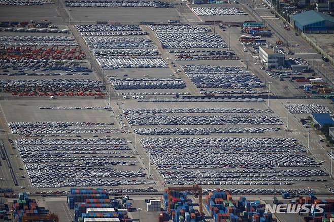 [평택=뉴시스] 정병혁 기자 = 경기 평택시 상공에서 바라본 평택항 부두. 선적을 기다리는 수출 차량들이 주차돼 있다.(자료사진) 2021.09.17. jhope@newsis.com