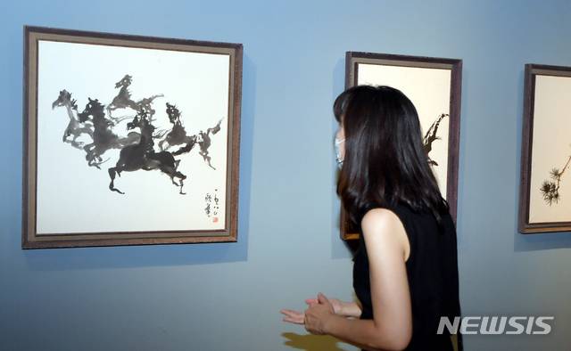 [광주=뉴시스] = 고(故) 이건희 삼성그룹 회장 기증작품 이응노(1904~1989)의 군마도. (사진=뉴시스 DB). photo@newsis.com