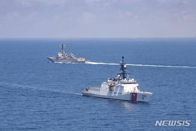 [AP/뉴시스 자료사진]레전드급 미 해안경비대 함정(앞)이 지난 8월 27일 미 해군의 알레이 버크급 미사일 구축함과 함께 대만해협을 통과하고 있다. (미 해안경비대 제공) 2021.10.27.