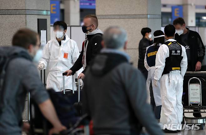 [인천공항=뉴시스] 조성우 기자 = 국내에서 코로나19의 새로운 변이 바이러스 '오미크론' 확진자가 확인된 2일 인천국제공항 제1여객터미널에서 해외 입국자들이 임시 생활시설로 가기 위해 질병관리본부 직원의 안내를 받고 있다. 2021.12.02. xconfind@newsis.com