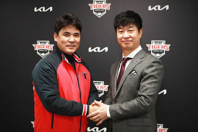 KIA 타이거즈 새 감독으로 선임된 김종국 코치(사진 오른쪽)와 장정석 KIA 단장. (사진 = KIA 타이거즈 제공) *재판매 및 DB 금지