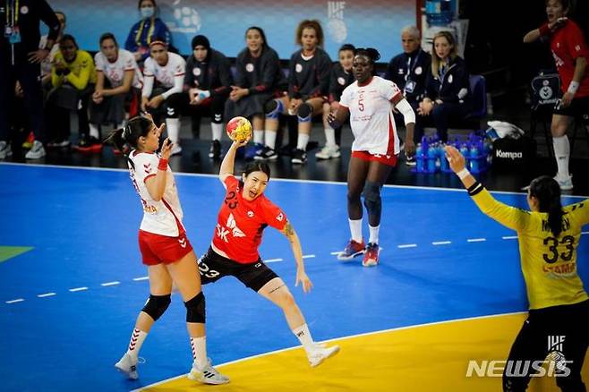 [서울=뉴시스]여자핸드볼 이미경 (사진 = 국제핸드볼연맹 캡처)