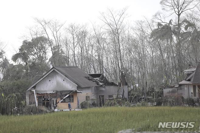 [루마장(인도네시아)=AP/뉴시스]5일 인도네시아 자바섬 동부 루마장의 스메루산 분화로 한 주택이 피해를 입은 모습. 2021.12.05.