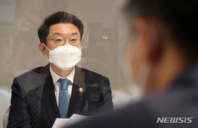 [서울=뉴시스] 김명원 기자 = 이억원 기획재정부 제1차관이 3일 오전 서울 종로구 정부서울청사에서 열린 제34차 물가관계차관회의에 참석해 발언하고 있다. (공동취재사진) 2021.12.03. photo@newsis.com