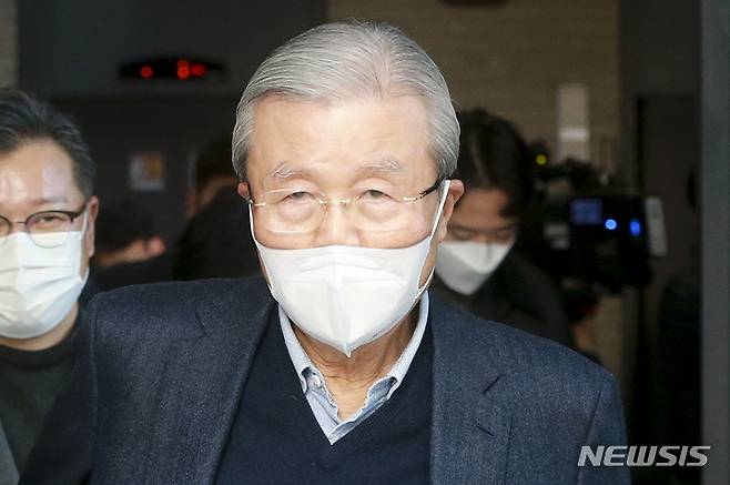 [서울=뉴시스] 국회사진기자단 = 총괄선대위원장직을 수락한 김종인 전 국민의힘 비대위원장이 선거대책위원회 출범을 하루 앞둔 5일 서울 여의도 국민의힘 중앙당사에서 윤석열 국민의힘 대선 후보와 만난 뒤 당사를 나서고 있다. 2021.12.05. photo@newsis.com