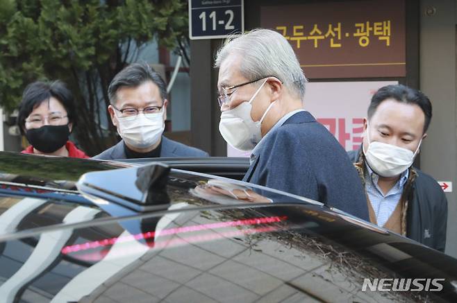 [서울=뉴시스] 국회사진기자단 = 총괄선대위원장직을 수락한 김종인 전 국민의힘 비대위원장이 선거대책위원회 출범을 하루 앞둔 5일 서울 여의도 국민의힘 중앙당사에서 윤석열 국민의힘 대선 후보와 만난 뒤 당사를 나서고 있다. 2021.12.05. photo@newsis.com