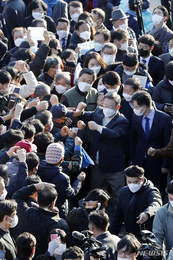 [진안=뉴시스] 최동준 기자 = 이재명 더불어민주당 대선 후보가 5일 전북 진안군 인삼상설시장을 방문해 시민들과 인사하고 있다. 2021.12.05. photocdj@newsis.com