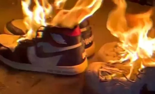 중국 네티즌이 신장위구르의 인권 탄압을 비판한 나이키에 대한 분노를 표출하기 위해 나이키 운동화를 태우고 있다./웨이보 캡처