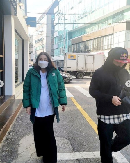 Wonder Girls native Woo Hyelim caught the eye by unveiling a friendly outing shot with Husband Shin Min-chul.Wu Hyelim posted several photos on his instagram on the 5th, along with an article entitled Husband # Take care of my bag # A wonderful man who listens to my bag.In the photo, Wu Hyelim is wearing a green coat and black pants and going out with Husband Shin Min-chul.Pregnant Wu Hyelim is smiling brightly with a beautiful D line.The sweet two-shot of Wu Hyolim, who still shows off her doll beauty, and Husband Shin Min-chul, who holds her wifes bag firmly next to her, catches her eye.On the other hand, Wu Hyelim announced his conversation with Taekwondo player Shin Min-chul last year and received a lot of celebrations by announcing pregnancy in a year of marriage.