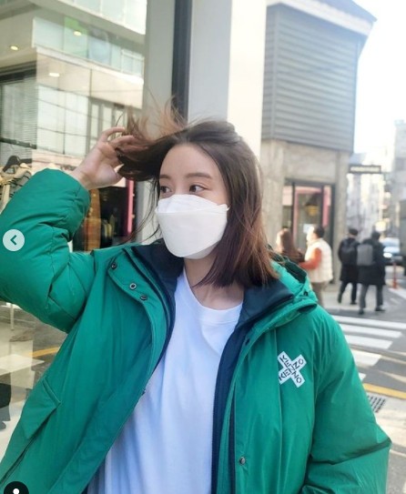 Wonder Girls native Woo Hyelim caught the eye by unveiling a friendly outing shot with Husband Shin Min-chul.Wu Hyelim posted several photos on his instagram on the 5th, along with an article entitled Husband # Take care of my bag # A wonderful man who listens to my bag.In the photo, Wu Hyelim is wearing a green coat and black pants and going out with Husband Shin Min-chul.Pregnant Wu Hyelim is smiling brightly with a beautiful D line.The sweet two-shot of Wu Hyolim, who still shows off her doll beauty, and Husband Shin Min-chul, who holds her wifes bag firmly next to her, catches her eye.On the other hand, Wu Hyelim announced his conversation with Taekwondo player Shin Min-chul last year and received a lot of celebrations by announcing pregnancy in a year of marriage.