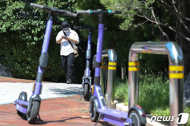 지난 7월22일 오전 서울 중구 동국대학교 앞에 전동킥보드가 놓여 있다. (사진은 기사 내용과 무관함) 2021.7.22/뉴스1 © News1 성동훈 기자