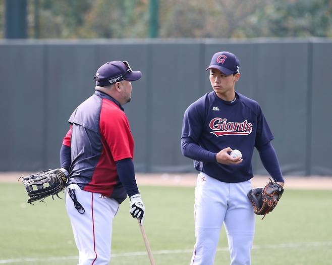 정호진 퓨처스 감독에게 지도받고 있는 엄장윤. 사진 제공=롯데 자이언츠
