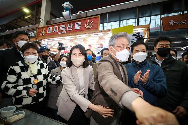 이재명 더불어민주당 대선 후보와 부인 김혜경 씨가 지난달 21일 오후 충북 청주시 육거리종합시장을 찾아 상인들에게 인사하고 있다./뉴시스