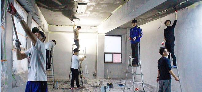 영세업체들이 직원 숙소로 사용하는 아파트나 빌라도 종부세 폭탄을 피하지 못했다. 사진은 한 인테리어 공사 현장 모습./조선일보 DB