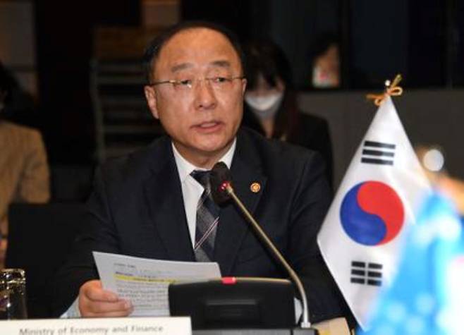 홍남기 경제부총리 겸 기획재정부 장관은 종합부동산세, 양도소득세, 상속증여세 등 세제 정책의 실무 책임자이다. 사진은 지난 11월 26일 서울 중구 웨스틴조선호텔에서 열린 제4차 한-우즈벡 경제부총리 회의에 참석한 모습./기획재정부