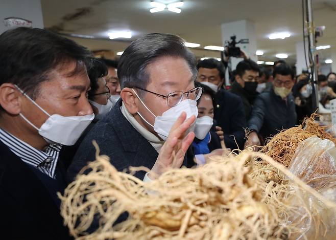 더불어민주당 이재명 대선후보가 지난 5일 전북 진안군 인삼상설시장에서 인삼을 사고 있다. /연합뉴스