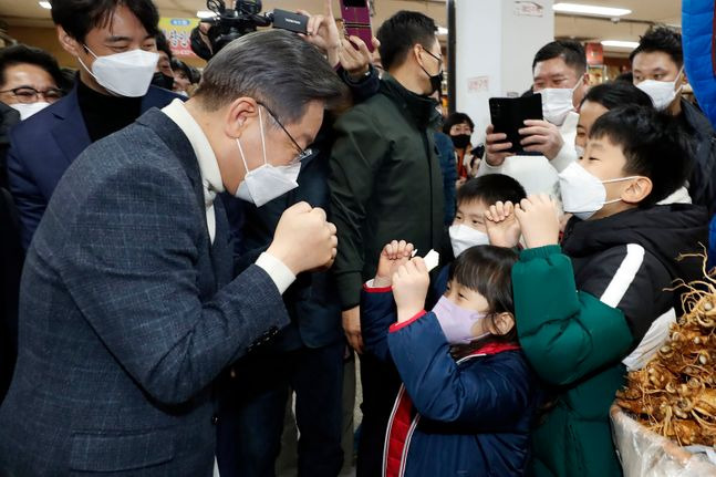 이재명 더불어민주당 대선 후보가 5일 전북 진안군 인삼상설시장을 방문해 어린이들과 인사하고 있다. ⓒ뉴시스