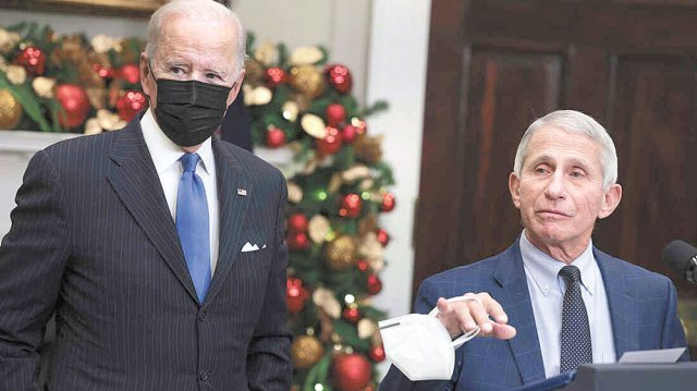 백악관 루스벨트룸에서 조 바이든 대통령(왼쪽)이 앤서니 파우치 국립알레르기·전염병연구소장(오른쪽) 등과 함께 코로나19 ‘오미크론 변이’ 관련 기자회견을 하고 있다. 워싱턴=AP 뉴시스