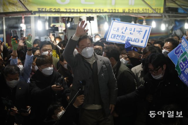 더불어민주당 이재명 대선 후보(가운데)가 5일 전북 정읍시 샘고을시장을 방문해 시민들에게 손을 흔들고 있다. 정읍=박영철 기자 skyblue@donga.com