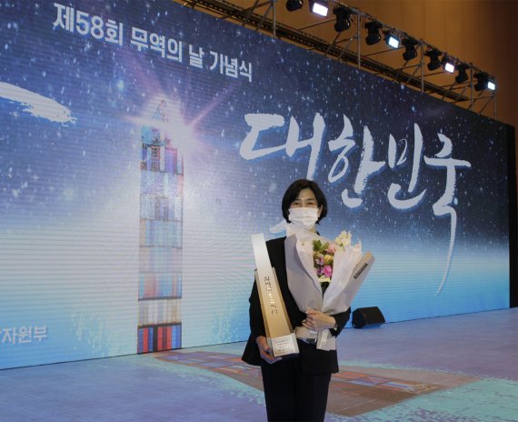 삼양식품 김정수 총괄사장이 6일 서울 삼성동 코엑스에서 열린 58회 무역의 날 기념식에서 식품업계 최초로 ‘3억불 수출의 탑’을 수상하며 기념 사진을 촬영하고 있다.