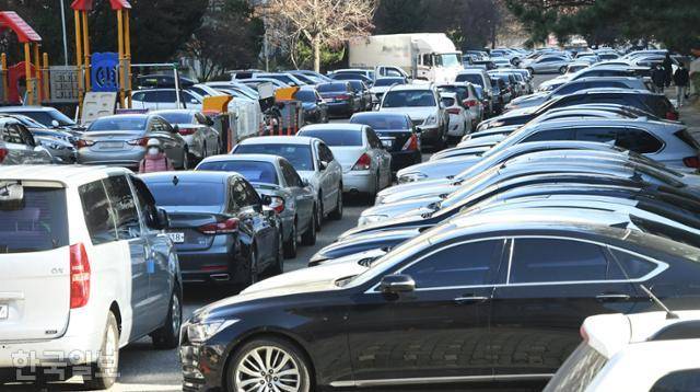 5일 서울 강남구 대치동 한 아파트 단지 주차장에 차량들이 이중 주차돼 있다. 오대근 기자