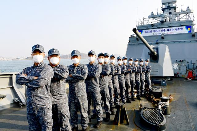 2021년 ‘포술 최우수 전투함'의 영예를 차지한 전북함 전투체계부 승조원들이 기념촬영을 하고 있다. 해군 제공