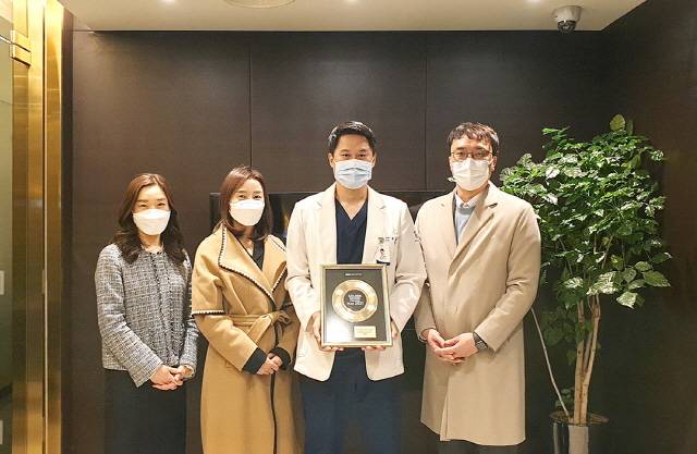 아이디피부과가 '2021년 아시아(국내 포함) 울쎄라 정품·정량사용 및 최다시술 병원상'을 수상했다. 좌측부터 멀츠코리아 김혜경 메디컬 부서 상무, 멀츠코리아 노명숙 영업 본부장, 아이디피부과 황종익 원장, 전종욱 멀츠코리아 울쎄라 팀장