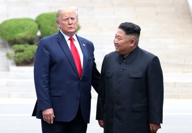 김정은 북한 국무위원장과 도널드 트럼프 당시 미국 대통령이 지난 2019년 6월 판문점에서 회동하고 있는 모습. 연합뉴스