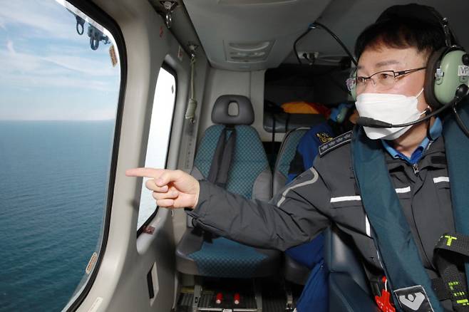 6일 취임식에 앞서 정봉훈 해양경찰청장이 헬기를 타고 서해 북방한계선을 둘러보고 있다.|해양경찰청 제공