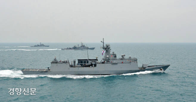 2021년 해군 포술 최우수 전투함으로 선발된 전북함(맨앞)이 항해하고 있다. 해군
