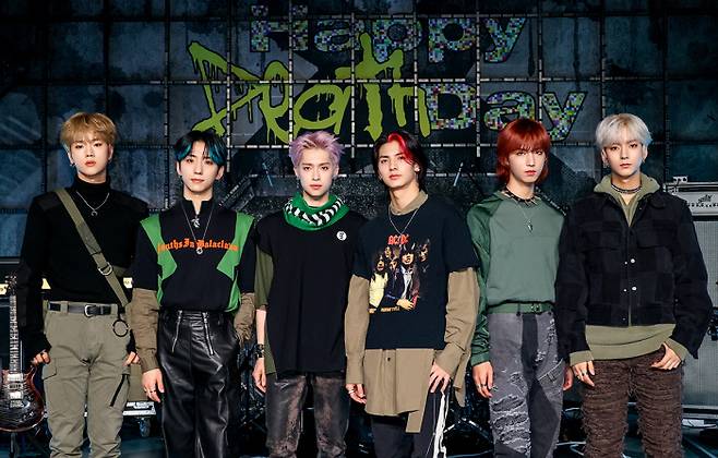 JYP엔터테인먼트의 6인조 보이밴드 ‘엑스디너리 히어로즈(Xdinary Heroes·XH)가 6일 데뷔한다. JYP 제공
