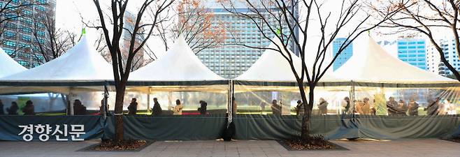 서울시청 앞 서울광장 임시 선별진료소에서 6일 시민들이 코로나19 검사를 받기 위해 줄 서있다. 한수빈 기자