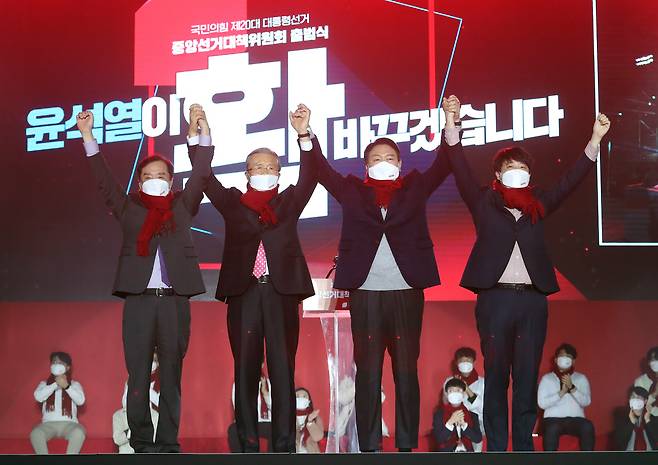 Yoon Suk-yeol (second from right), the presidential candidate of the main opposition People Power Party, poses with Kim Chong-in (second from left), his election committee’s top chief, and co-standing chairmen of the committee Kim Byong-joon (left) and Lee Jun-seok, during the inauguration ceremony of the party’s central election committee at KSPO Dome in Songpa-gu, Seoul on Monday. (Yonhap)