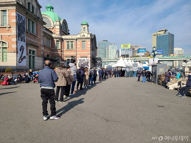 6일 오후 1시쯤 서울 중구 서울역광장에 마련된 코로나19(COVID-19) 임시선별진료소 검사 대기줄이 사람들로 붐비고 있다. /사진=황예림 기자