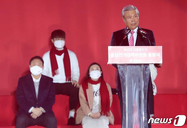 김종인 국민의힘 총괄선대위원장(오른쪽)이 6일 서울 송파구 올림픽공원 체조경기장에서 열린 제20대 대통령선거 선거대책위원회 출범식에서 인사말을 하고 있다. 2021.12.6/뉴스1