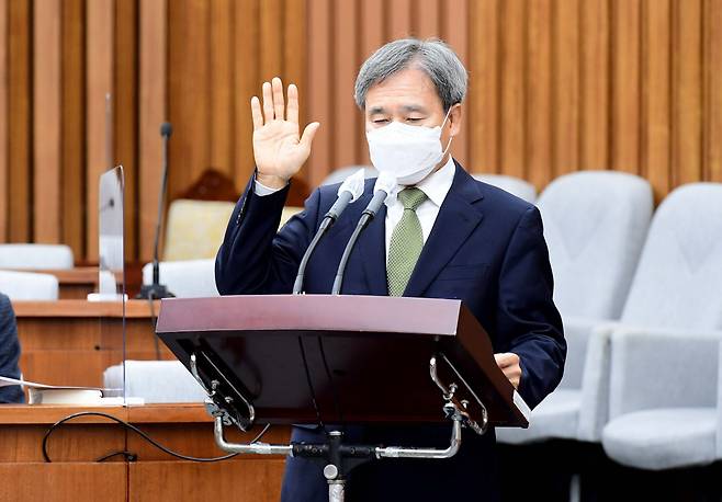 문상부 중앙선거관리위원회 위원 후보자가 6일 오전 국회에서 열린 인사청문회에서 선서하고 있다. [연합]