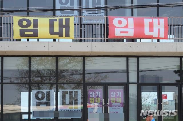 [제주=뉴시스] 제주시내 한 건물에 임대를 한다는 광고가 게시돼 있다.