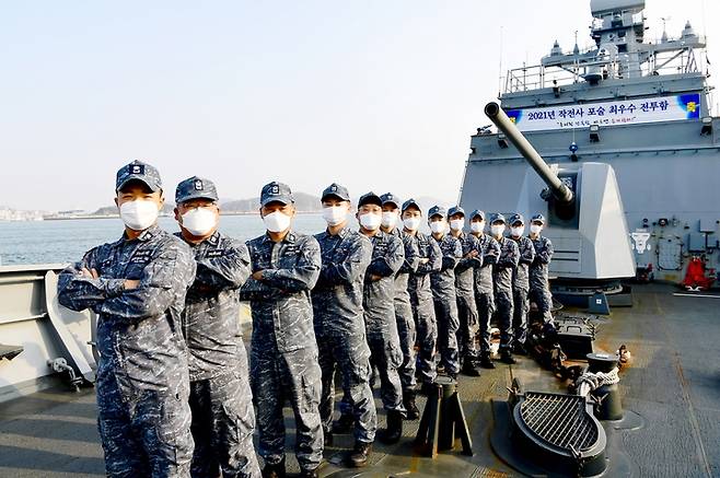 [서울=뉴시스] 2021년 해군 포술 최우수 전투함으로 선발된 전북함 전투체계부 승조원들이 기념사진을 촬영하고 있다. 전투체계부는 함정 무기체계의 운용과 정비를 담당하는 부서다. 2021.12.06. (사진=해군 제공) *재판매 및 DB 금지