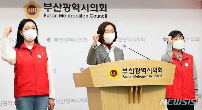 [부산=뉴시스] 하경민 기자 = 김재연 진보당 대선 후보가 6일 오전 부산 연제구 부산시의회를 방문, 부산 관련 공약을 발표하는 기자회견을 한 뒤 구호를 외치고 있다. 2021.12.06. yulnetphoto@newsis.com