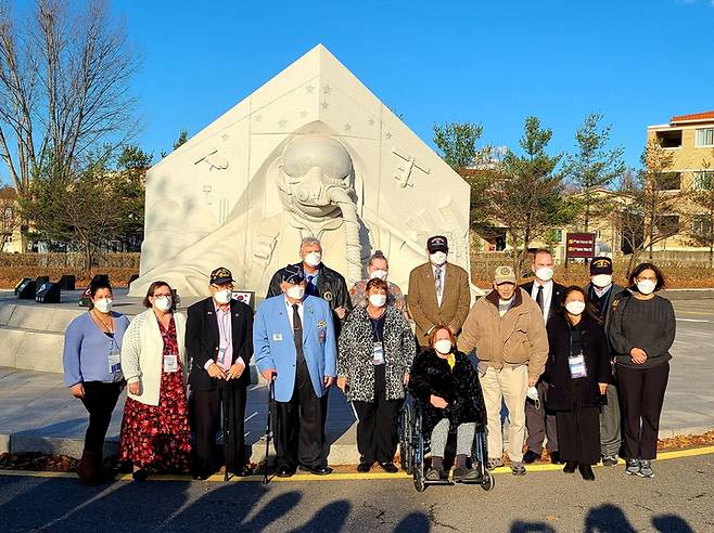 [서울=뉴시스] 오산기지 내 유엔군 참전 기념 조형물 앞에서 기념 촬영. 2021.12.06. (사진=재향군인회 제공) *재판매 및 DB 금지