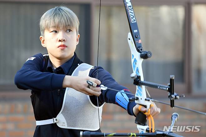 [광주=뉴시스] 류형근 기자 = 2025세계양궁선수권대회 개최지로 광주가 확정된 6일 오후 광주 광산구 광주여자대학교 양궁장에서 2020도쿄올림픽 3관왕 안산이 훈련을 하고 있다. 2021.12.06. hgryu77@newsis.com