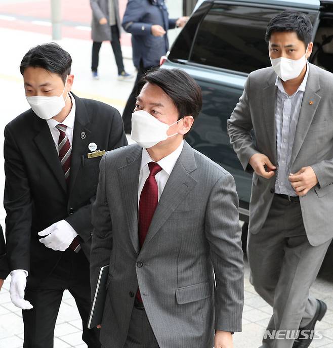 [서울=뉴시스] 국회사진기자단 = 안철수 국민의당 대선 후보가 6일 오후 서울 여의도 켄싱턴호텔에서 심상정 정의당 대선 후보와 회동하기 위해 걸어오고 있다. 2021.12.06. photo@newsis.com