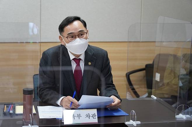 [세종=뉴시스]정종철 교육부 차관이 지난 3일 오후 한국학원총연합회와의 비대면 간담회를 통해 방역패스 적용 등 방역 협조 요청을 하고 있다. (사진=뉴시스 DB) 2021.12.06. photo@newsis.ocm *재판매 및 DB 금지