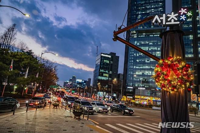 [서울=뉴시스]서울 서초구 양재역에 설치된 '서리풀 트리' 모습. (사진=서초구 제공). 2021.12.06. photo@newsis.com