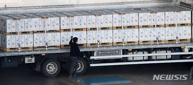 [인천공항=뉴시스] 고범준 기자 = 정부가 미국 제약사 화이자에서 구매한 코로나19 백신 150만6천회분이 도착한 지난달 10일 오후 인천국제공항 화물터미널에서 관계자들이 백신을 수송차량으로 옮기고 있다. 2021.12.06. bjko@newsis.com